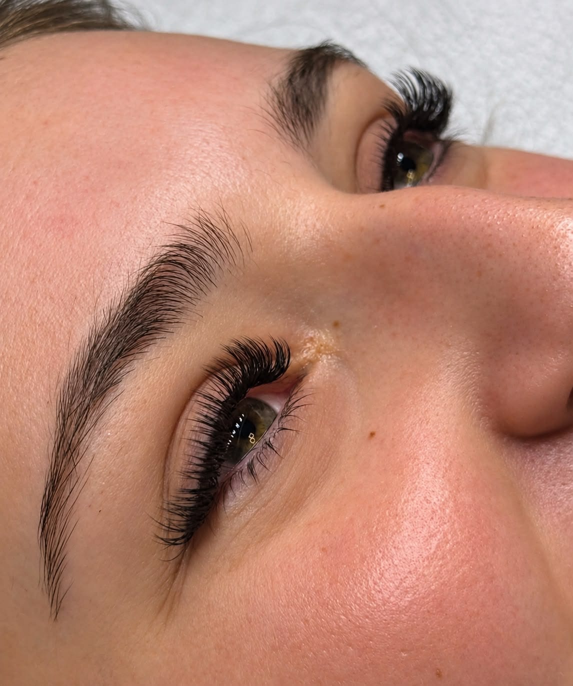Wimpernverlängerung bei CENTRALBEAUTY: volle, geschwungene Wimpern